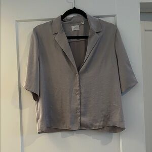 Aritzia Beso Gray Button Down short sleeve collared shirt